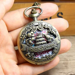 Antiek bronzen kwarts zakhorloge met een reliëf Happy Birthday taart thema ontwerp