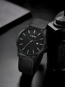 Gros plan sur la montre à quartz noire minimaliste TOMI avec bracelet en cuir et date