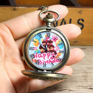 Detail van een vintage bronzen quartz zakhorloge met kleurrijk Happy Birthday thema