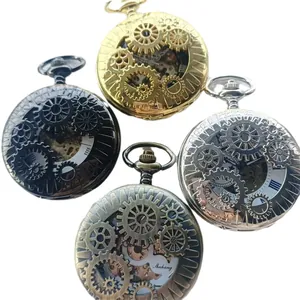 Vintage mechanisch zakhorloge met opengewerkte tandwielen in vier metalen afwerkingen