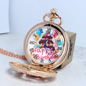 Detail van kwartszakhorloge met een kleurrijke Happy Birthday-taartwijzerplaat
