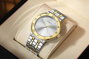 Primer plano de un elegante reloj bicolore de cuarzo para hombre con bisel dorado