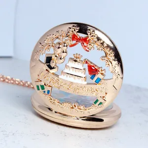 Detailopname van een gouden kwartszakhorloge met een gegraveerd Happy Birthday-deksel