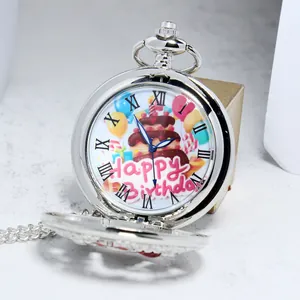 Zilveren quartz zakhorloge met verjaardagstaart ontwerp en Happy Birthday