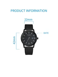 Détail de la montre noire minimaliste TOMI avec cadran de 42 mm et guichet de date