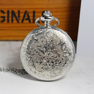 Close-up van een zilveren vintage zakhorloge met gedetailleerde bloemengravures