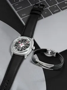 Primer plano de reloj de cuarzo cuadrado y pulsera de cuero TOMI sobre portátil