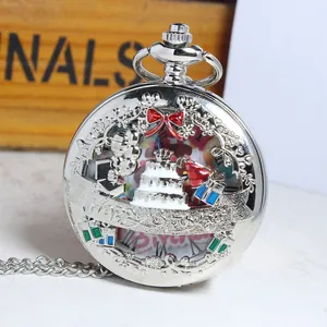 Detail van zilveren kwartszakhorloge met Happy Birthday gravure en taartontwerp.