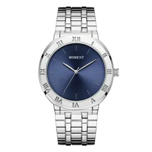 Vista detallada de un elegante reloj de cuarzo para hombre con esfera azul y acero