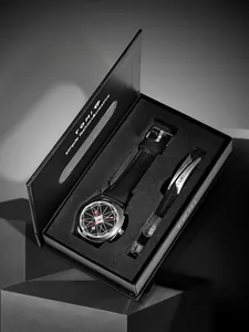 Detalle del conjunto de reloj de cuarzo TOMI y brazalete con diseño geométrico
