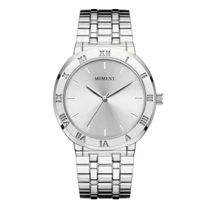 Elegante reloj de cuarzo en acero inoxidable plateado con bisel de números romanos y dial solar