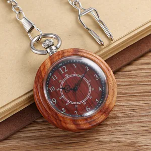 Nahaufnahme einer Vintage-Quarztaschenuhr aus Holz mit verzierten Zeigern und Kette.