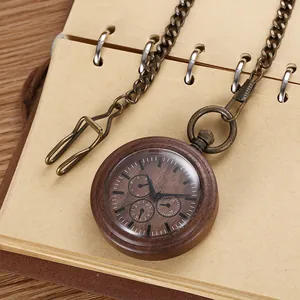 Detaillierte Nahaufnahme einer Vintage-Holz-Taschenuhr mit Bronzekette