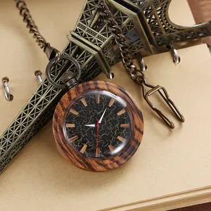 Nahaufnahme einer hölzernen Vintage-Taschenuhr mit Bronzekette und Zifferblatt