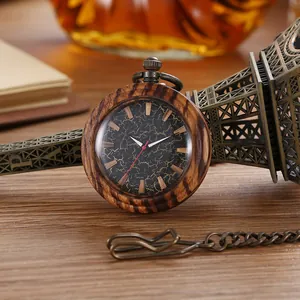Vintage-Taschenuhr aus Holz mit rissigem Zifferblatt und Bronzekette