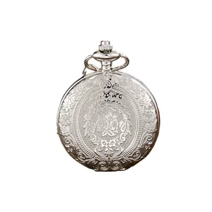 Vintage zilveren gegraveerd zakhorloge met bloemenpatroon op een witte achtergrond