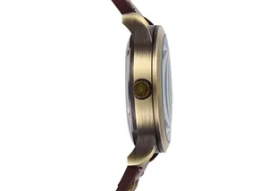 Detalle del perfil de un reloj automático de bronce vintage con correa de cuero marrón