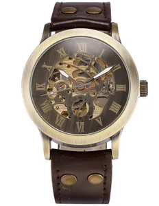 Detalle del reloj mecánico esqueleto Shenhua en bronce con números romanos y cuero