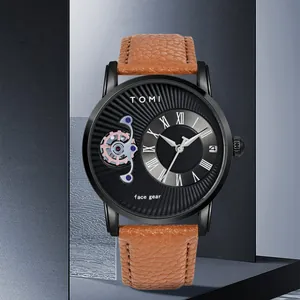 Orologio al quarzo da uomo TOMI Face Gear con cinturino in pelle marrone e quadrante nero.
