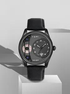 Detailaufnahme der TOMI Armbanduhr mit schwarzem Lederarmband auf grauem Podest.