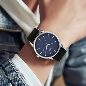 Montre analogique TOMI minimaliste avec cadran bleu profond et bracelet en daim noir
