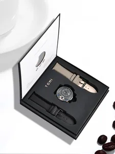 Detaillierte Produktansicht des TOMI Herrenuhr-Geschenksets mit schicken Lederbändern