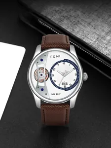 Detailansicht der TOMI Herren Business-Uhr mit weißem Zifferblatt und braunem Lederarmband