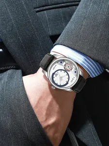 Detailansicht der TOMI Business-Herrenuhr mit weißem Zifferblatt und schwarzem Lederarmband
