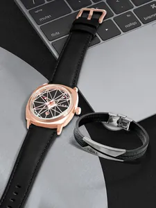 Vista detallada del reloj TOMI cuadrado en oro rosa con esfera hueca y pulsera de cuero.
