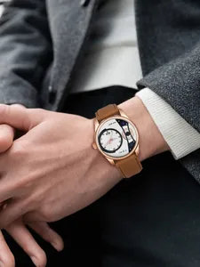 Nahaufnahme einer TOMI Business-Herrenuhr mit braunem Lederarmband am Handgelenk