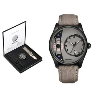Detailansicht einer stilvollen Herrenuhr mit Geschenkbox-Set und Wechselarmband