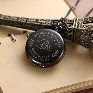 Gedetailleerde close-up van zwart lasergegraveerd quartz zakhorloge voor vader en dochter