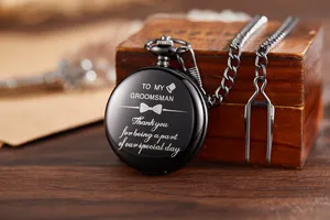 Detailweergave van een lasergegraveerd zwart kwartszakhorloge voor cadeau voor getuige