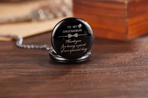 Detailopname van zwart kwartshorloge met lasergravure voor getuigen van de bruidegom