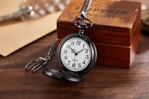 Detailweergave van een vintage quartz zakhorloge met Arabische cijfers en zwarte afwerking