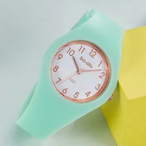 Primer plano de un reloj de cuarzo para mujer verde menta con correa de silicona