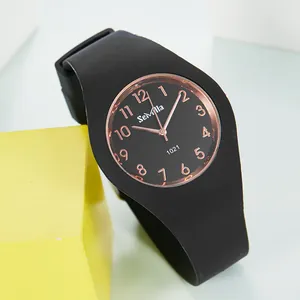 Primer plano de un reloj de cuarzo de silicona negra con bisel de oro rosa y esfera.