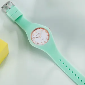 Detalle de un reloj con correa de silicona verde menta y bisel de oro rosa elegante
