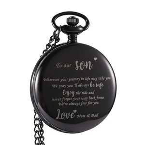 Gedetailleerde macro-opname van lasergegraveerde tekst op een zwart kwarts zakhorloge.