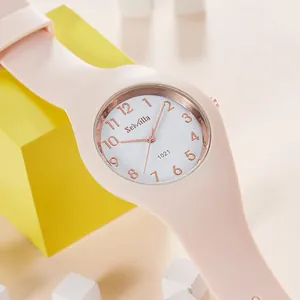 Primer plano de un reloj de cuarzo minimalista con correa de silicona rosa para mujeres.