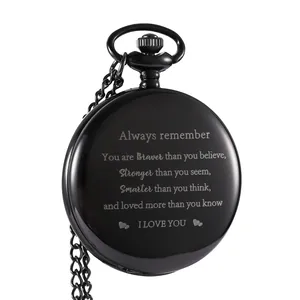 Detailweergave van de gegraveerde inspirerende tekst op het zwarte zakhorloge