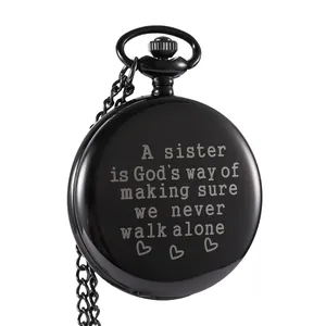 Macro-opname van zwart quartz zakhorloge met een gegraveerde tekst voor zus en hartjes