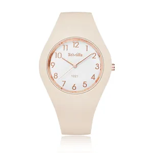Elegante reloj de cuarzo minimalista para mujer con correa de silicona beige y tonos oro rosa.