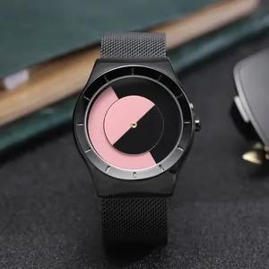 Montre à quartz minimaliste avec cadran rotatif rose et noir et bracelet en maille.