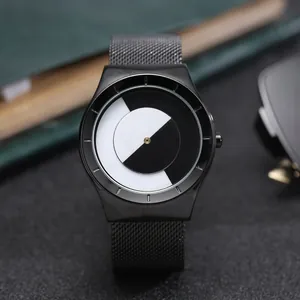 Gros plan d'une montre à quartz minimaliste avec un cadran rotatif noir et blanc
