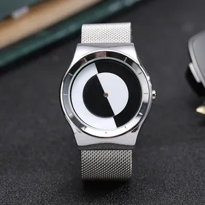 Vue détaillée de la montre à quartz PAIDU avec cadran vortex et bracelet en maille