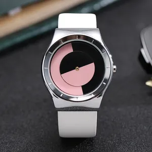 Gros plan d'une montre à quartz minimaliste avec cadran rotatif bicolore rose et noir élégant