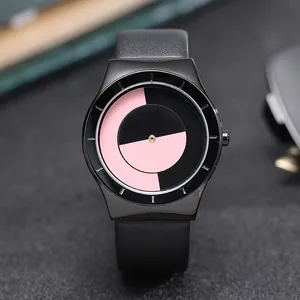 Vue détaillée d'une montre à quartz minimaliste avec cadran vortex noir et rose et bracelet cuir