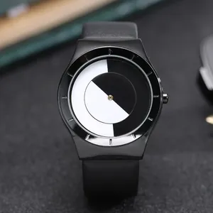 Vue rapprochée du cadran tourbillonnant noir et blanc de cette montre à quartz chic