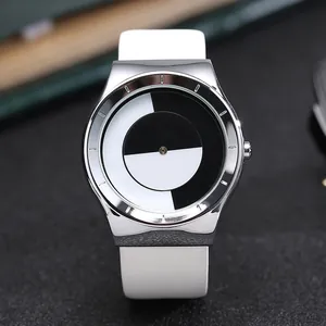 Gros plan d'une montre à quartz conceptuelle minimaliste avec cadran vortex noir et blanc.